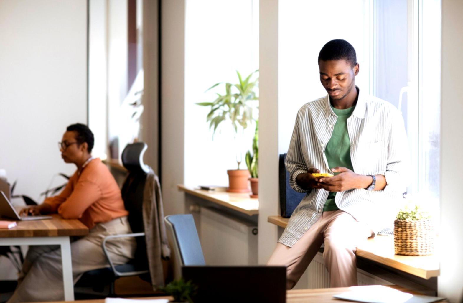 Analyse de budget personnel avec documents et calculatrice